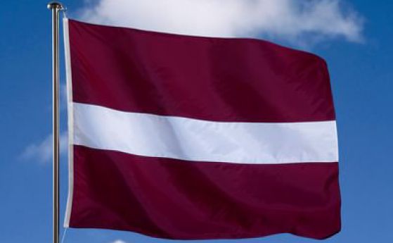 Латвийският флаг