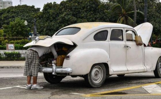С тези цени на новите автомобили очевидно кубинците ще продължат да поправят старите си коли. Снимка: AFP