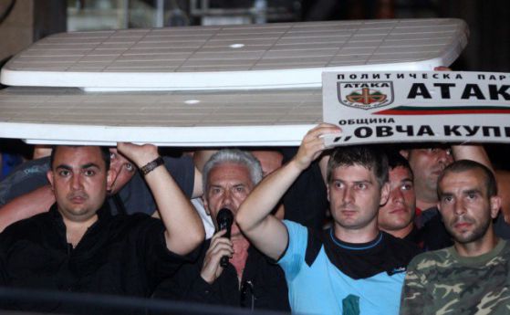 Волен Сидеров се крие от протестиращите.