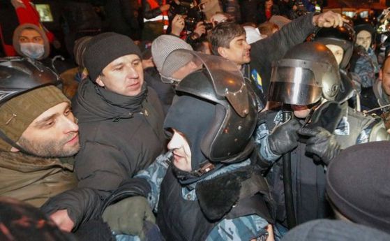 Бившият вътрешен министър на Украйна и настоящ опозиционер Юрий Луценко е пребит тази нощ от специалните сили на милицията 