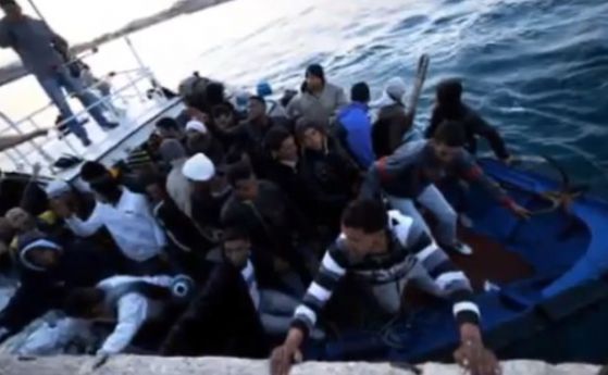 Италианският флот спаси 200 мигранти в Средиземно море