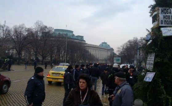 Много полиция и малко протестиращи пред парламента на 15 януари 2014 година