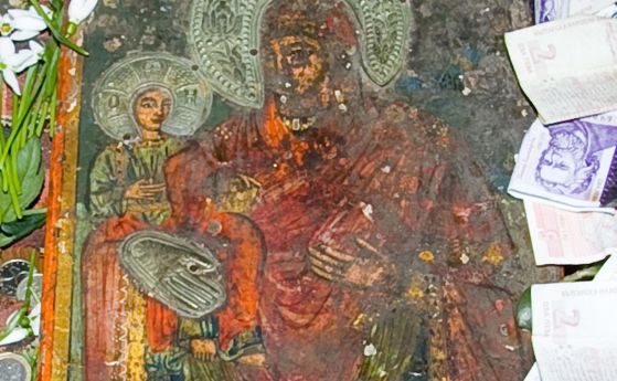 Иконата на Божията майка с младенеца, открита зазидана в Лопушанския манастир