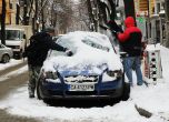Ентусиасти почистиха от снега 101 коли в центъра на София
