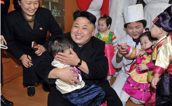 Ким Чен Ун с усмивка на лице се радва на малчуганите