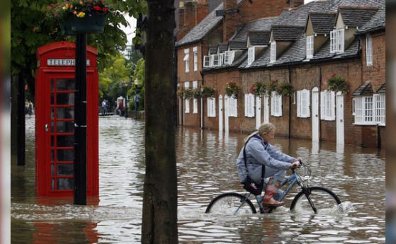 Наводненията във Великобритания застрашават жилища и посеви