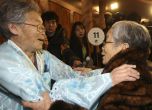 Емоционална първа среща на корейски семейства, разделени за десетилетия от войната