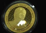 Златна монета от 1 кг с лика на Янукович в резиденцията му  (галерия)