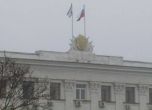 Активисти превзеха кримския парламент и развяха руския флаг (на живо от Симферопол)