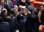 Дискусия с юмруци в турския парламент