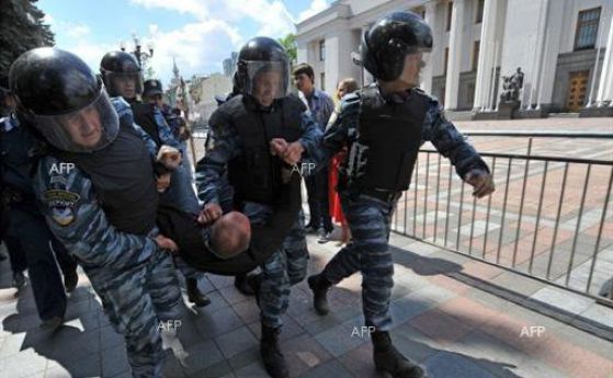Руски и украински журналисти бяха бити жестоко в Севастопол