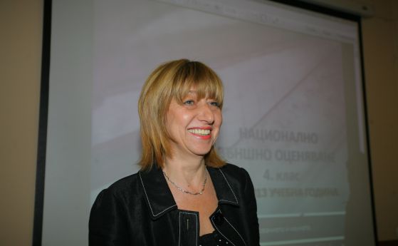 Анелия Клисарова 