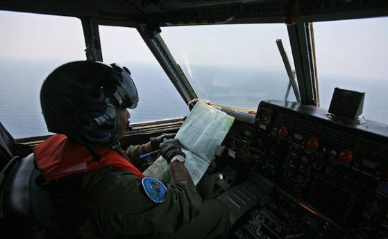 индонезийски пилот се подготвя за издирването на изчезлания малайзииски самолет.Boing 777. 