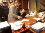 С бой по главата депутати на „Свобода“ взеха оставката на шефа на телевизията