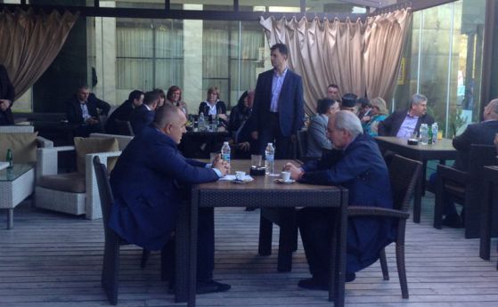 Местан и Борисов пият кафе в Кърджали