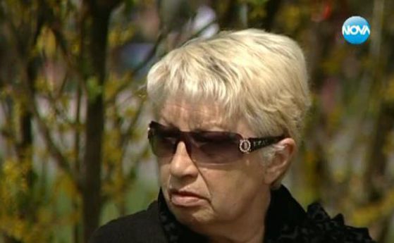 Майката на убития полицай Емил Шарков