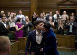 Най-нетърпеливите гей двойки в Англия сключиха брак още в полунощ (видео)