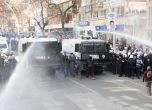 Полицията в Анкара атакува протестиращи с водни оръдия 