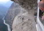 Туристи заснеха най-екстремния път в Хималаите (видео)