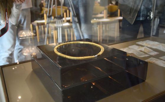 Накит от съкровището, изложено в НИМ.