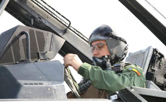 Виктор Понта летя като втори пилот на F-16