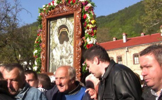 Литийно шествие с чудотворната икона на Богородица от Бачковския манастир