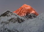 Алпинисти масово слизат от Еверест заради лавини