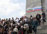 Близо 1000 отбелязаха Деня на победата пред паметника на Съветската армия (снимки)