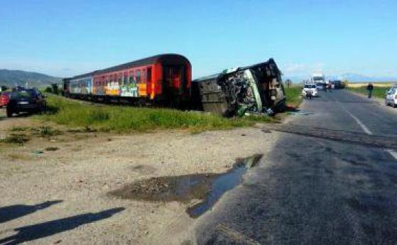 Катастрофа между влак и автобус в Македония