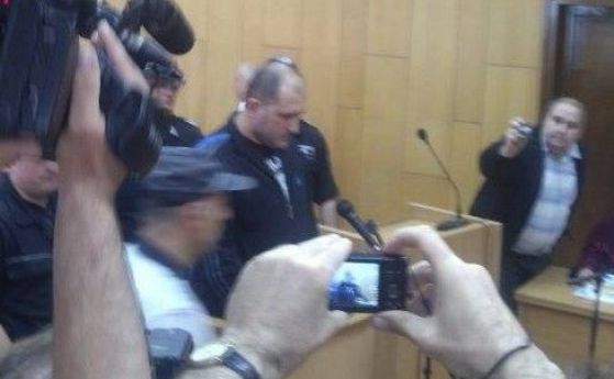 Георги Сапунджиев в съда.