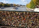 Мостът на изкуствата в Париж пропадна от катинарите на влюбените