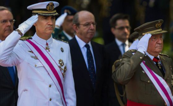 Принц Фелипе (вляво) и крал Хуан Карлос (вдясно). Снимка: AP / Andres Kudacki.