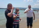 Управници пият морска вода във Варна, за да докажат, че е безопасна
