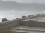 Тайфунът в Япония взе жертва, 500 000 се евакуират