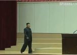 Ким Чен Ун куца на церемония в Северна Корея (видео) 