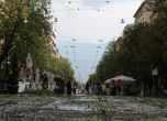 Чистят малките улици в София след бурята