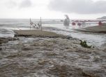 Приливната вълна отнесла заведение и автомобил в морето край Приморско