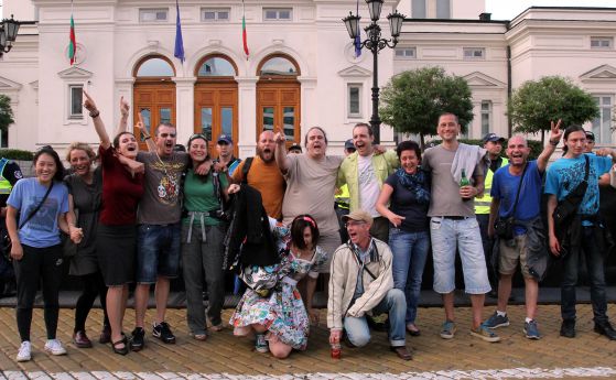 Над 1000 души се събраха в сърцето на София, за да отпразнуват обявената от правителството оставка.