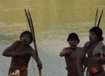 Изолирано индианско племе за пръв път излезе от амазонската джунгла (видео)