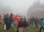 Мъгла и дъжд посрещна социалистите на Бузлуджа (снимки)