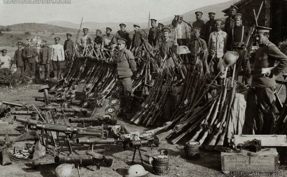 Войници и офицери от 34-ти пехотен Троянски полк, с богати трофеи от пленено британско въоръжение - пушки, картечници, каски. Дойран, лятото на 1917 г.
