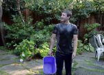 Марк Зукърбърг си изля "благотворителна" кофа с лед на главата (видео) 