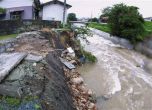 Покривите на 100 къщи протекли в наводненото село Каменово