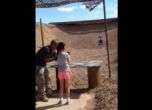 Деветгодишна застреля инструктор по стрелба с автомат (видео)