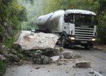 Паднал камък спря движението по Бачково - Асеновград