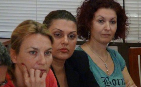 Отляво-надясно: Биляна Раева, Петра Димитрова и ръководителката на комитета Десислава Георгиева.