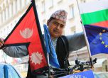 Непалец, който обикаля света с колело, пристигна в София (снимки)