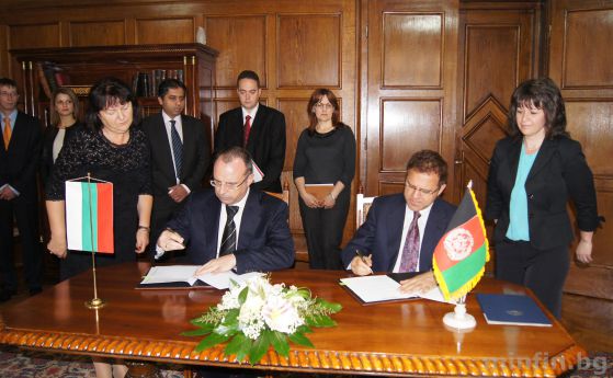Подписване на споразумението за опрощаване на дълга на Афганистан между министъра на финансите Румен Порожанов и министъра на финансите на Афганистан д-р Хазрат Омар Захелвал