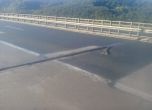 Откъсната шина на магистрала "Хемус" пука гуми и чупи джанти (видео)