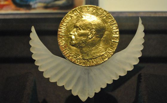 Златен медальон с изобразен Алфред Нобел в ляв профил.